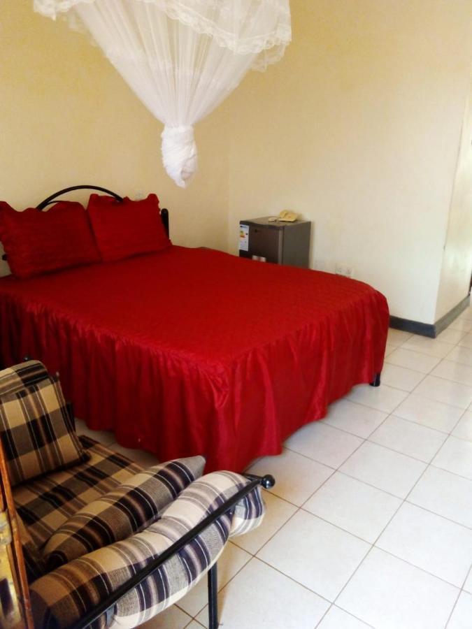 Westcliff Hotel Lira Esterno foto