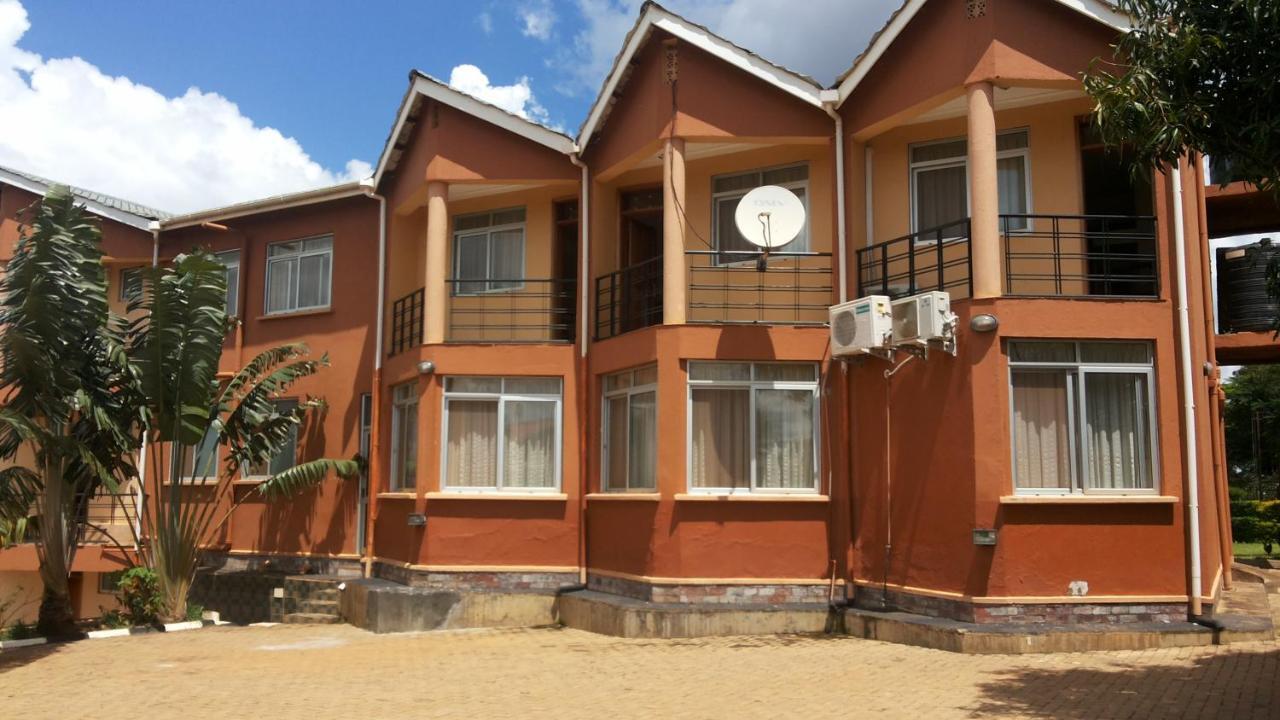Westcliff Hotel Lira Esterno foto