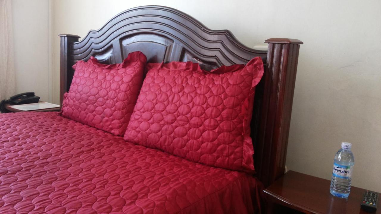 Westcliff Hotel Lira Esterno foto