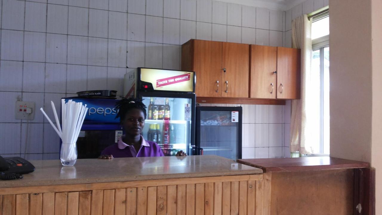 Westcliff Hotel Lira Esterno foto