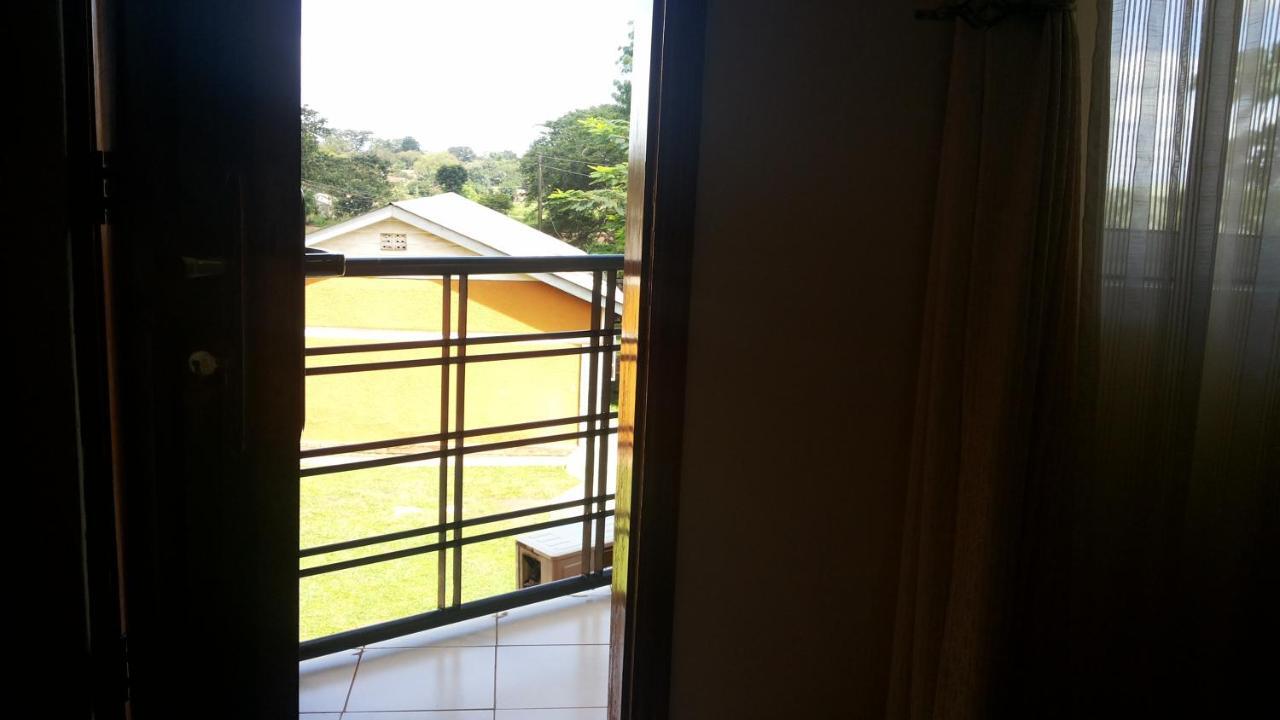 Westcliff Hotel Lira Esterno foto